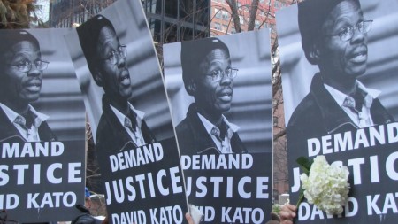 Manifestants demandant la justice pour David Kato, militant ougandais homosexuel assassiné en 2011